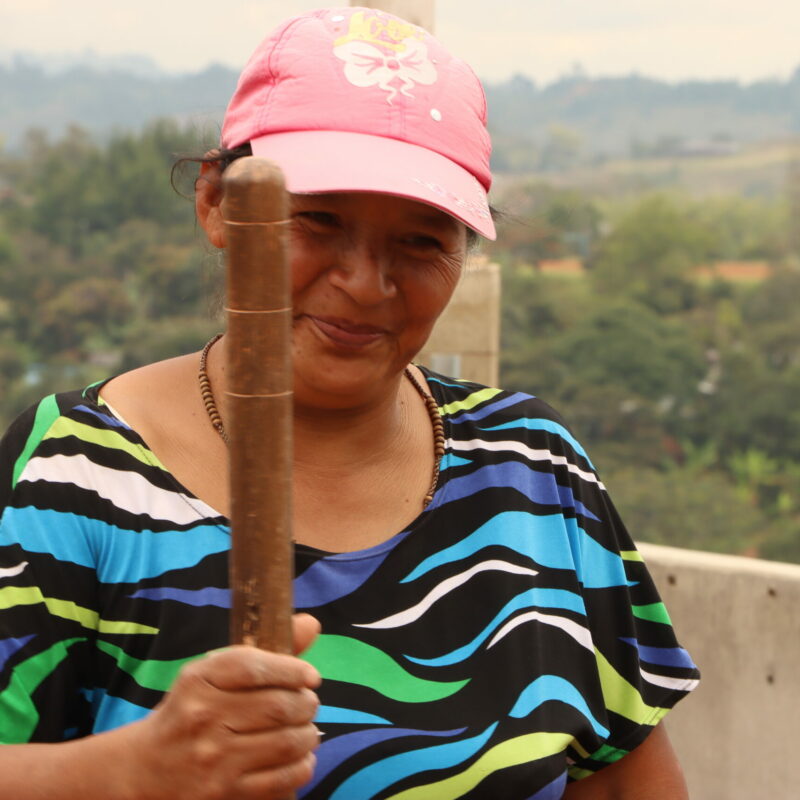 Mujer jornalera del proyecto productivo del colectivo en proceso de reincorporación en Mondomo